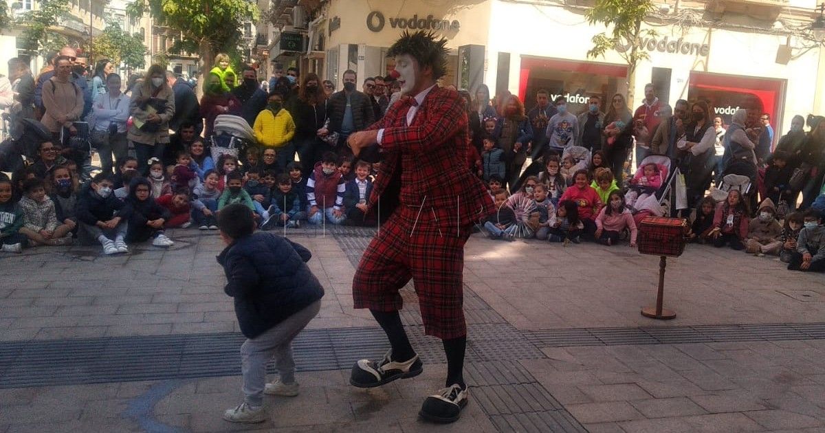La actuación de Sarapín llena de color y humor el centro de Melilla