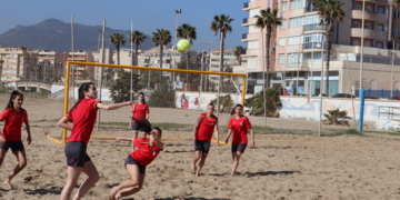 La escuadra melillense se ha ejercitado en uno de los entrenamientos semanales en la Playa de San Lorenzo.