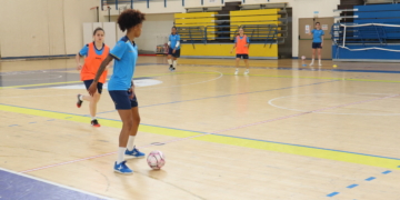 Bia controla el balón durante el entrenamiento llevado a cabo el pasado lunes en el pabellón Javier Imbroda Ortiz.