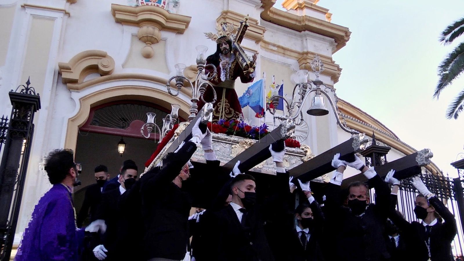 La saeta recibe al Nazareno y a la Virgen de Las Lágrimas