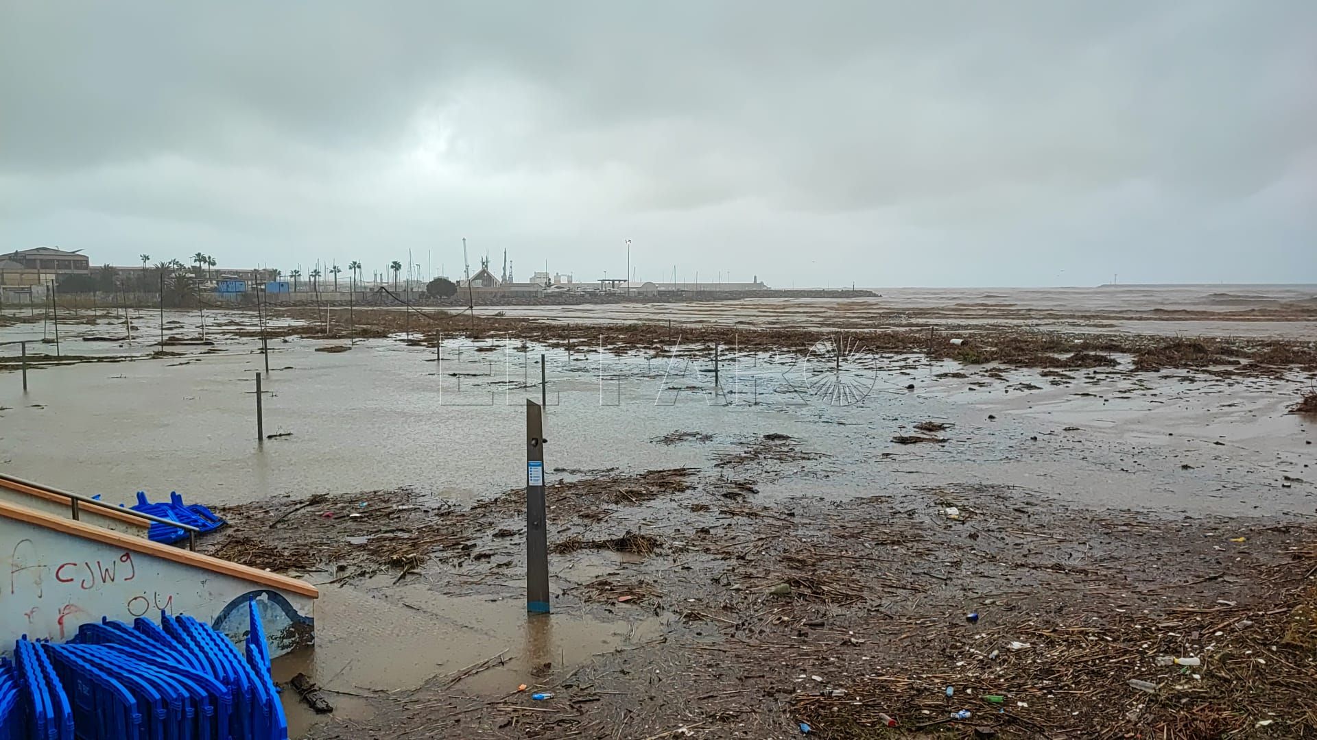 Medio Ambiente inicia la limpieza de playas y del Paseo Marítimo