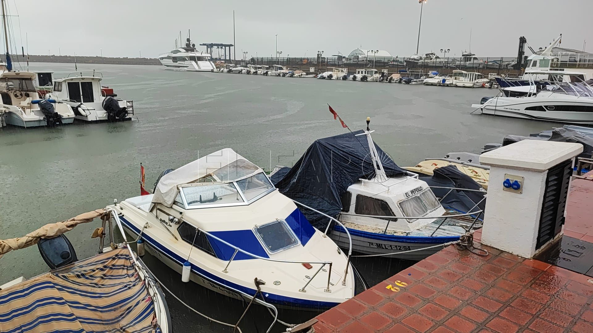 Hundidas dos motos de agua y varios barcos requisados por la Guardia Civil