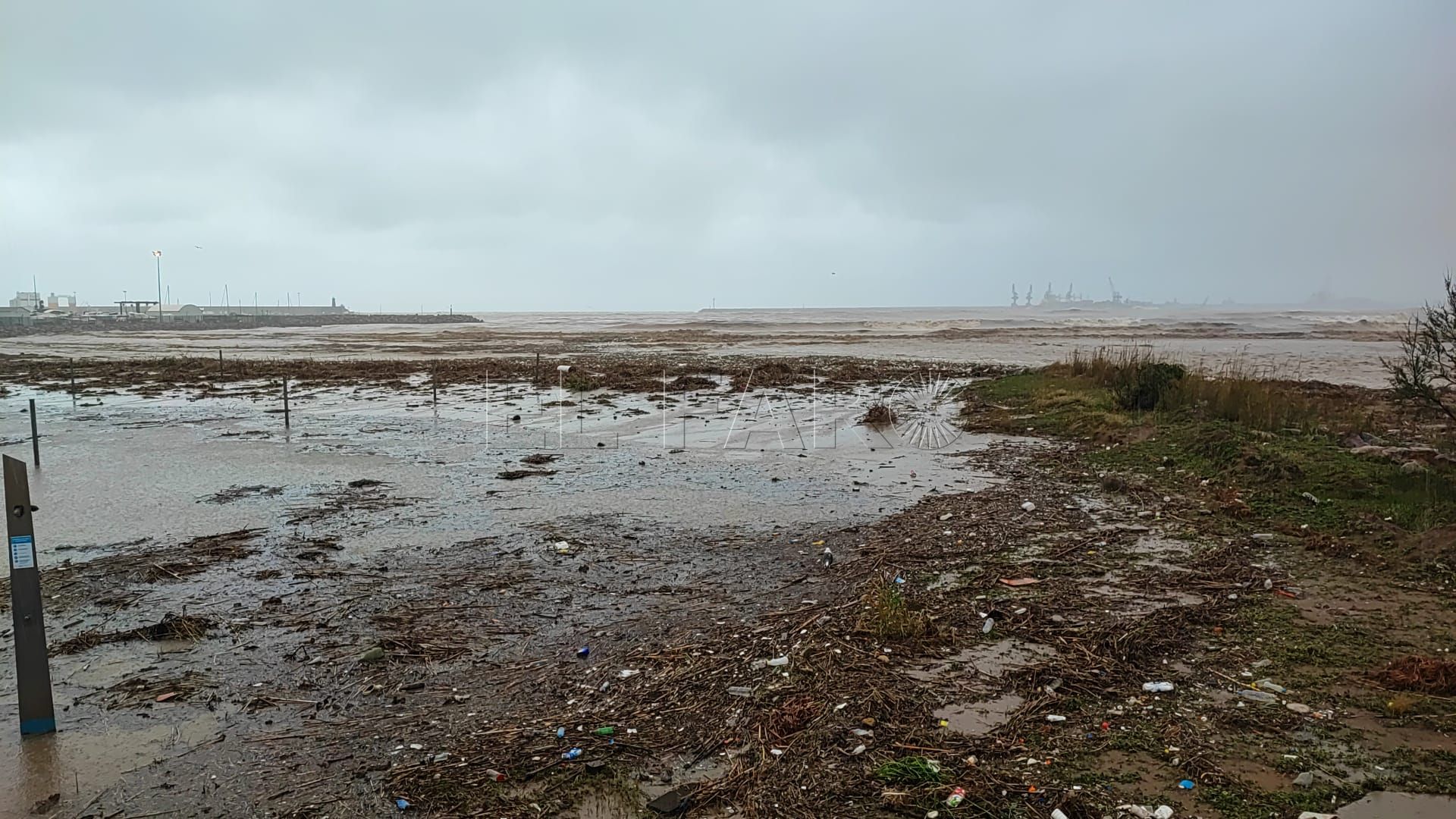 Temporal en Melilla: la basura sale a flote e inunda las playas