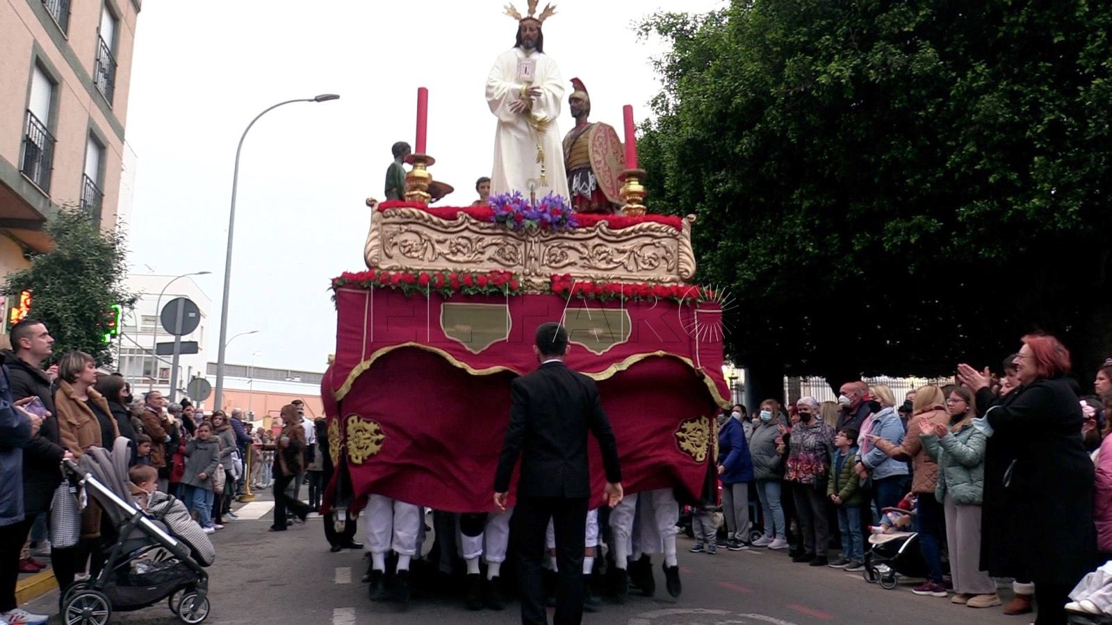El incienso rodea a Jesús sentenciado la noche del Lunes Santo