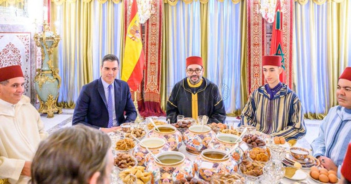 Mohamed VI, su hijo y su hermano, en el "iftar" al que fue invitado Sánchez