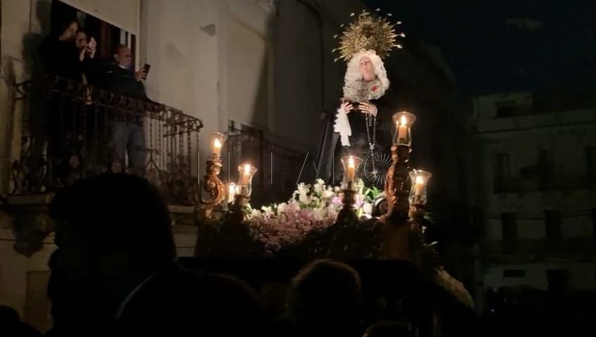 La Soledad procesiona en el silencio de la noche