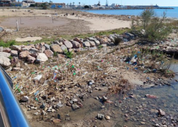 Tasende critica la situación de la basura en las playas de Melilla
