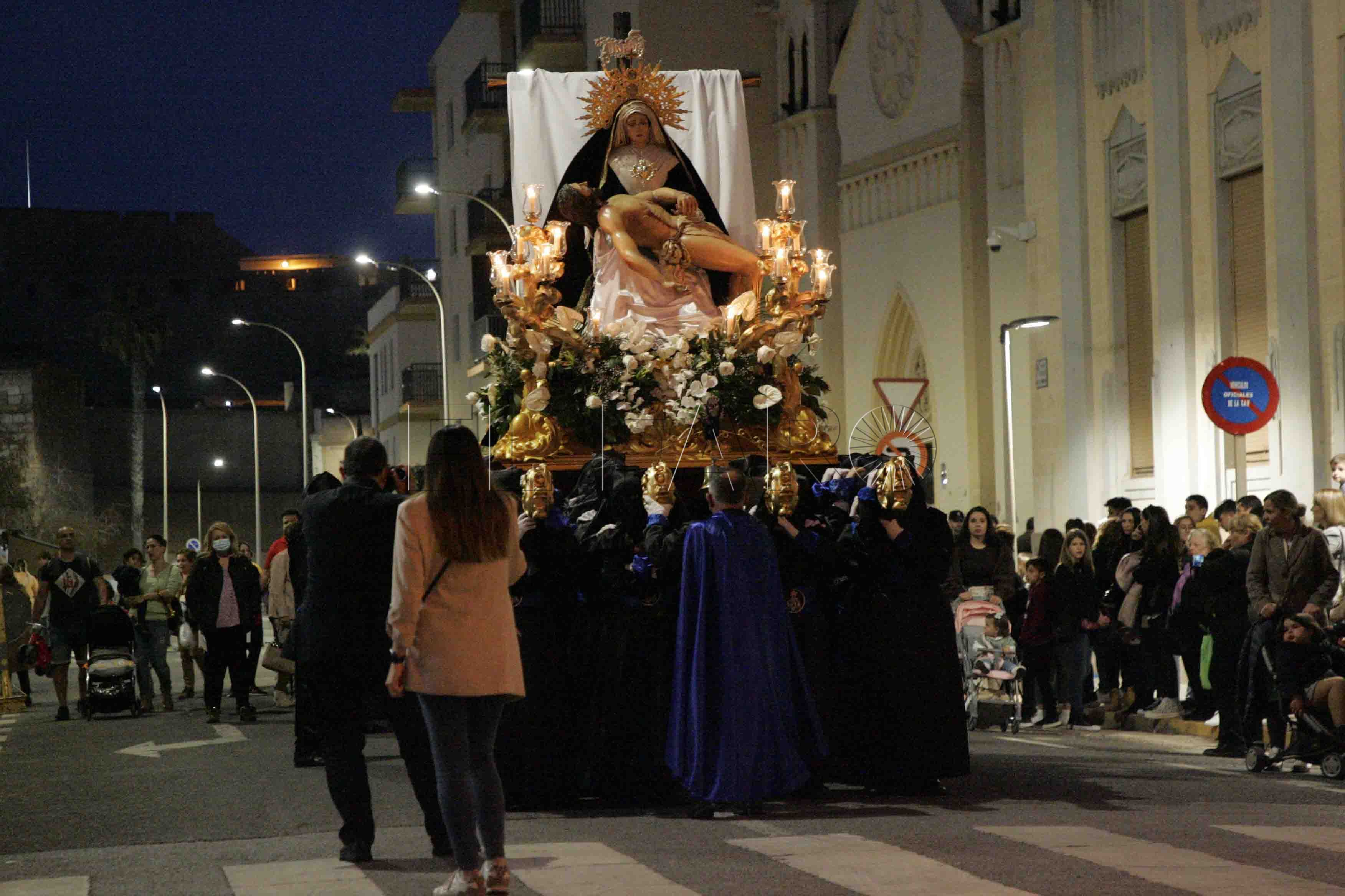 Majestuosa La Piedad en su estación de penitencia en Viernes Santo