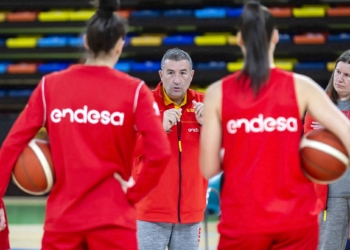 El seleccionador, Miguel Méndez, da indicaciones a las jugadoras durante un entrenamiento.