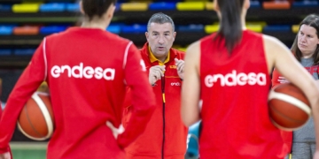 El seleccionador, Miguel Méndez, da indicaciones a las jugadoras durante un entrenamiento.