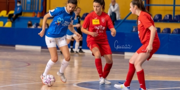 La capitana del filial melillense en acción, durante uno de los encuentros disputados esta temporada en el pabellón Lázaro Fernández.