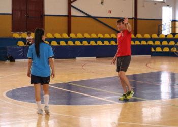 Álvaro Cordón haciendo indicaciones a las jugadoras durante un entrenamiento.