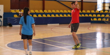 Álvaro Cordón haciendo indicaciones a las jugadoras durante un entrenamiento.