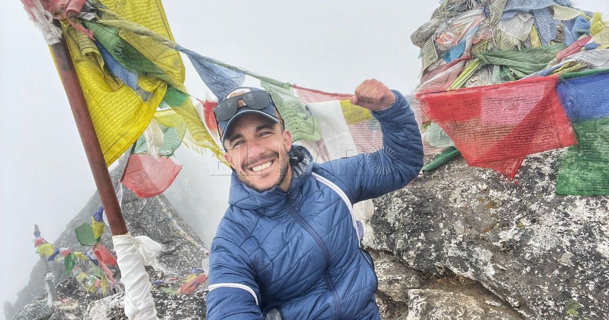 El policía melillense Álvaro García corona el Nangkartshang, de 5.083 m, con los ojos puestos en el campamento base del Everest