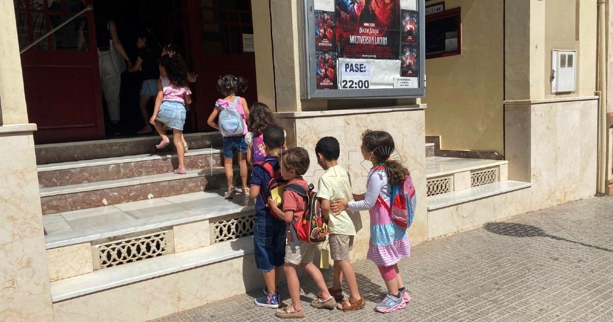 El alumnado de inmersión lingüística de Melilla disfruta de la película 'Sonic 2' en el teatro cine Perelló