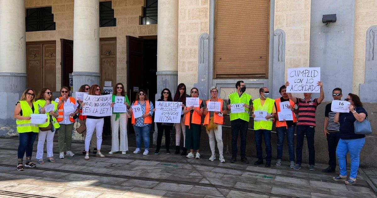 Interinos de la Ciudad Autónoma de Melilla se concentran para defender sus derechos