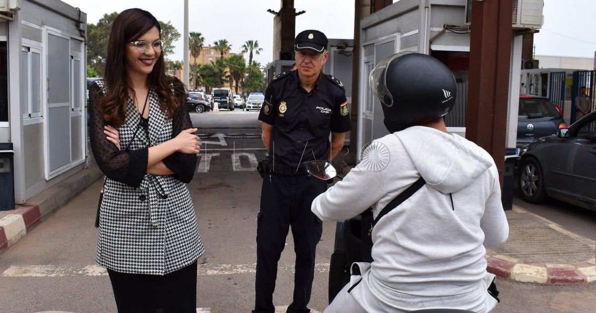 La delegada comprueba de primera mano cómo funciona la frontera en Melilla