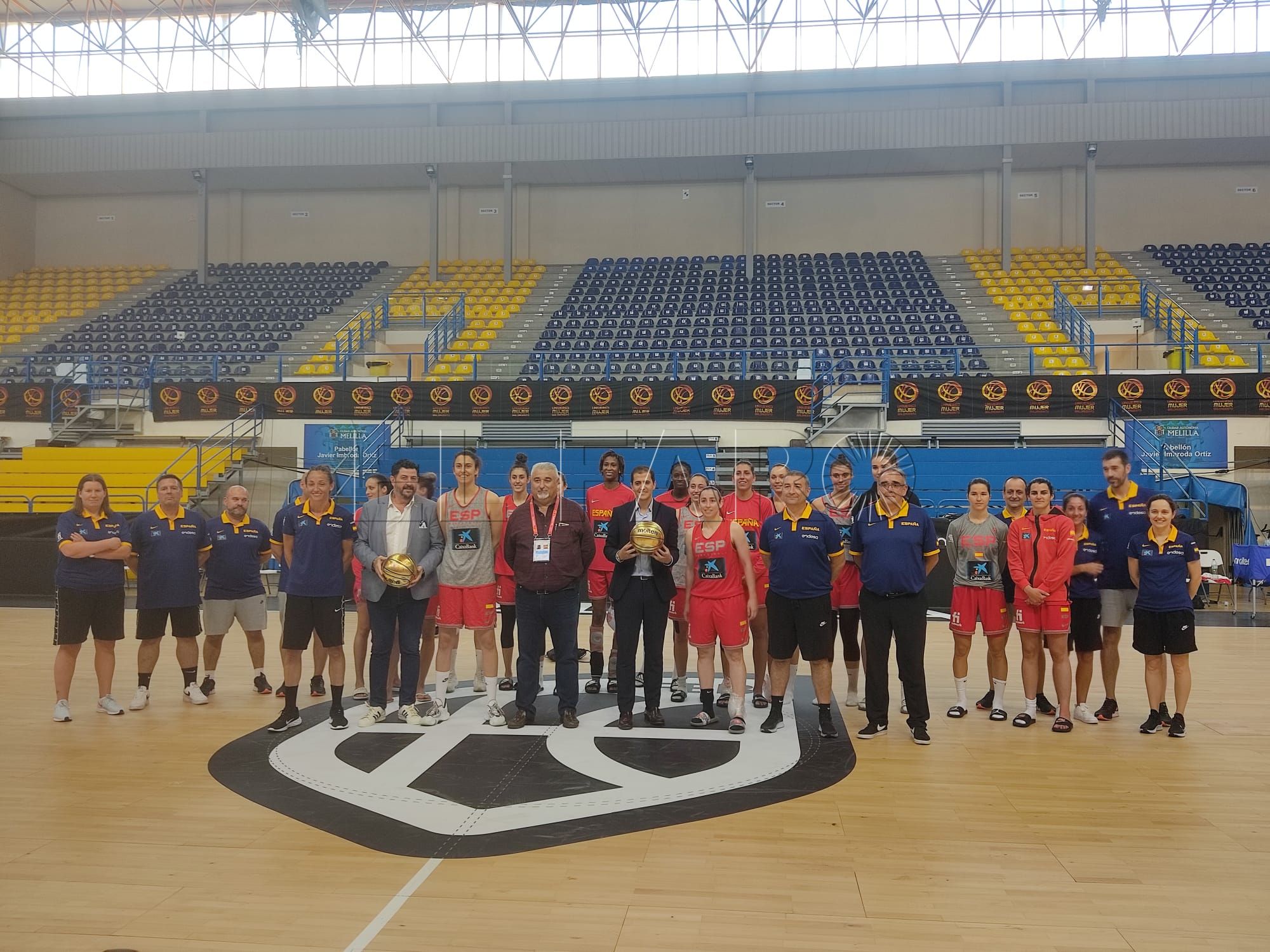Rachid Bussian visita a la Selección Femenina Absoluta de baloncesto
