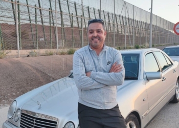 Colas de coches para ser los primeros en cruzar la frontera de Melilla