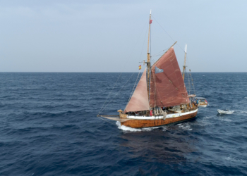 22.05.2022. Melilla. Expedición MEDTOP Alborán 2022 a bordo del velero Toftevaag. En la imagen, el velero Toftevaag navegando en el estrecho de Gibraltar dirección a Melilla. Foto: Gogo Lobato.