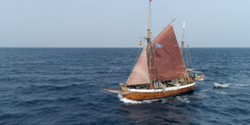 22.05.2022. Melilla. Expedición MEDTOP Alborán 2022 a bordo del velero Toftevaag. En la imagen, el velero Toftevaag navegando en el estrecho de Gibraltar dirección a Melilla. Foto: Gogo Lobato.
