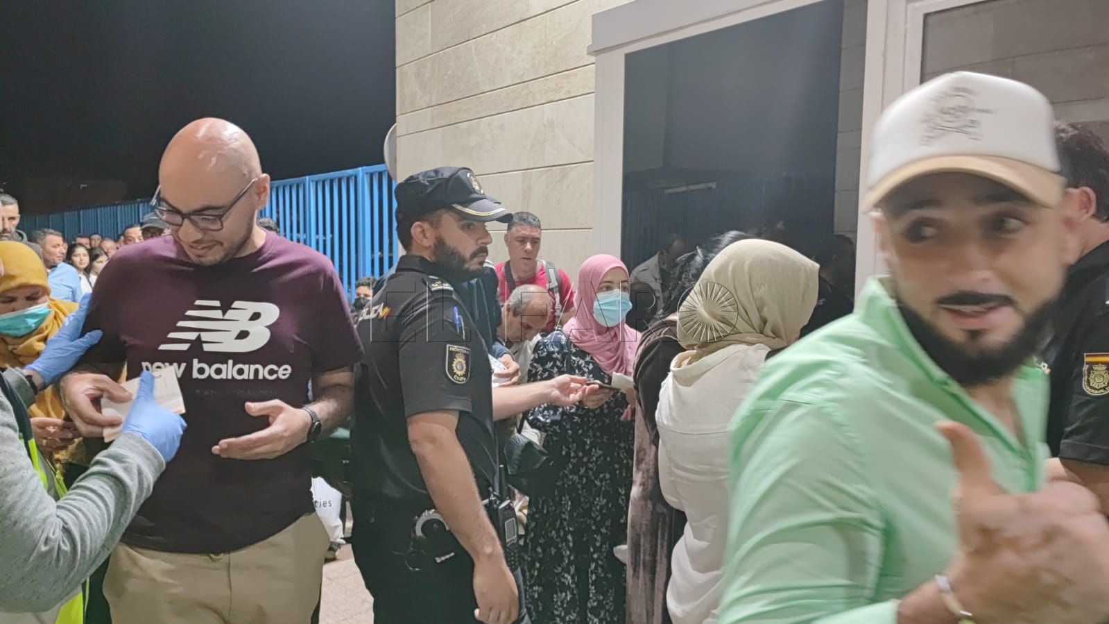 Unas 3.000 personas transitan por la frontera de Melilla en el primer día de reapertura