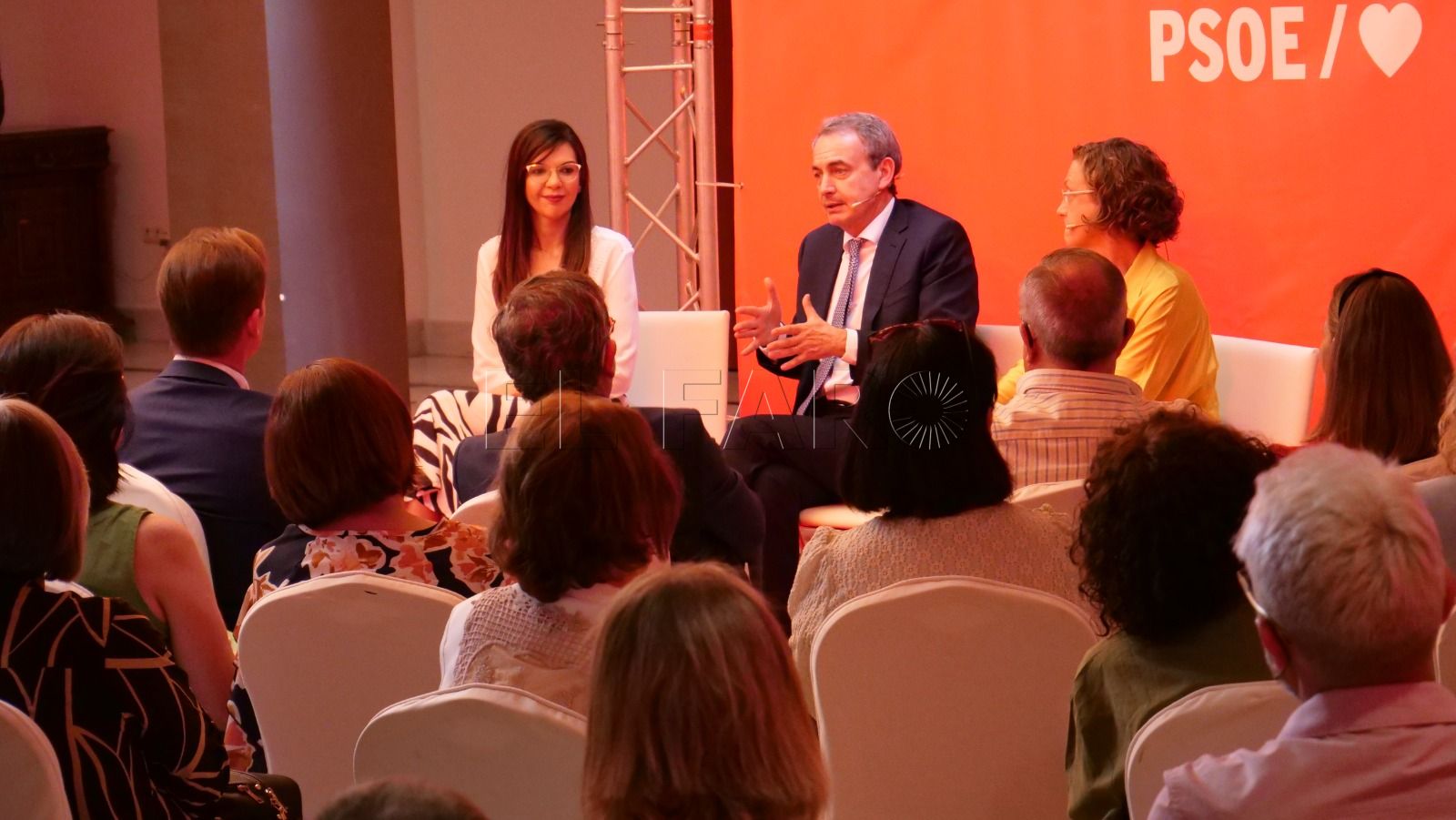 Zapatero mantiene un encuentro con militantes y simpatizantes del PSOE