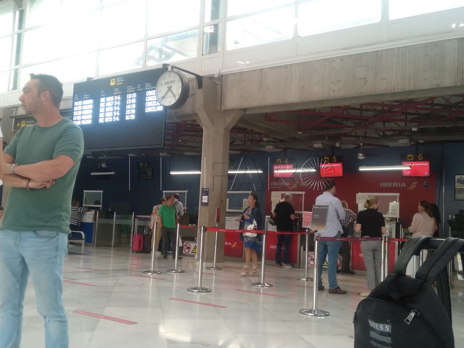 Tres días y medio para llegar volando de Madrid a Melilla