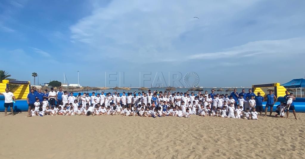 Unos 140 alumnos disfrutan en la Playa de San Lorenzo