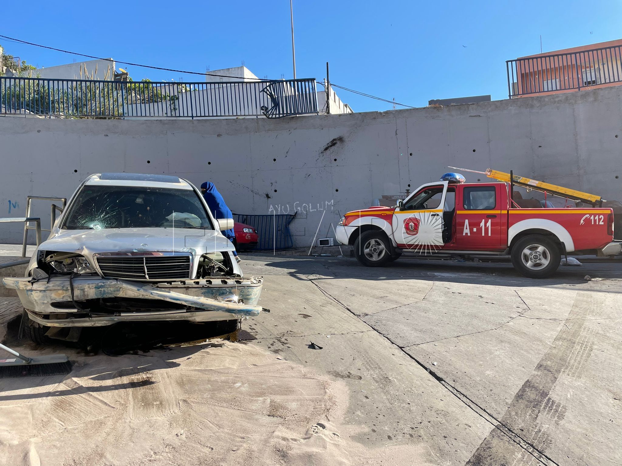 Un coche cae de madrugada desde la Vía Láctea a la calle Casiopea, en La Cañada