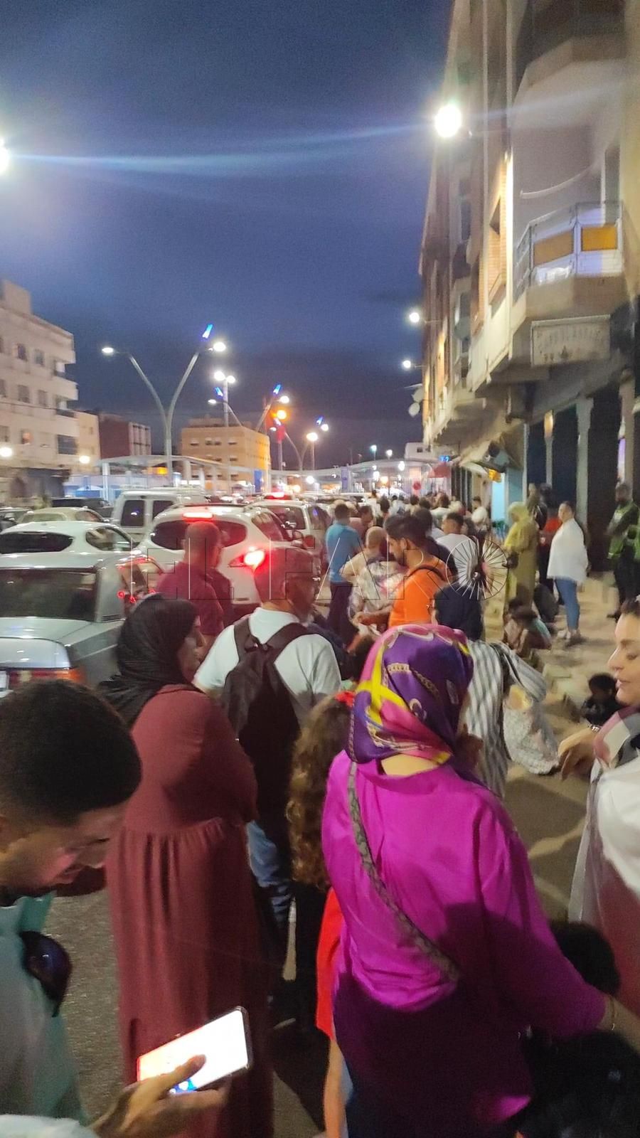 Por la noche vuelven las enormes colas de coches para poder entrar en Melilla