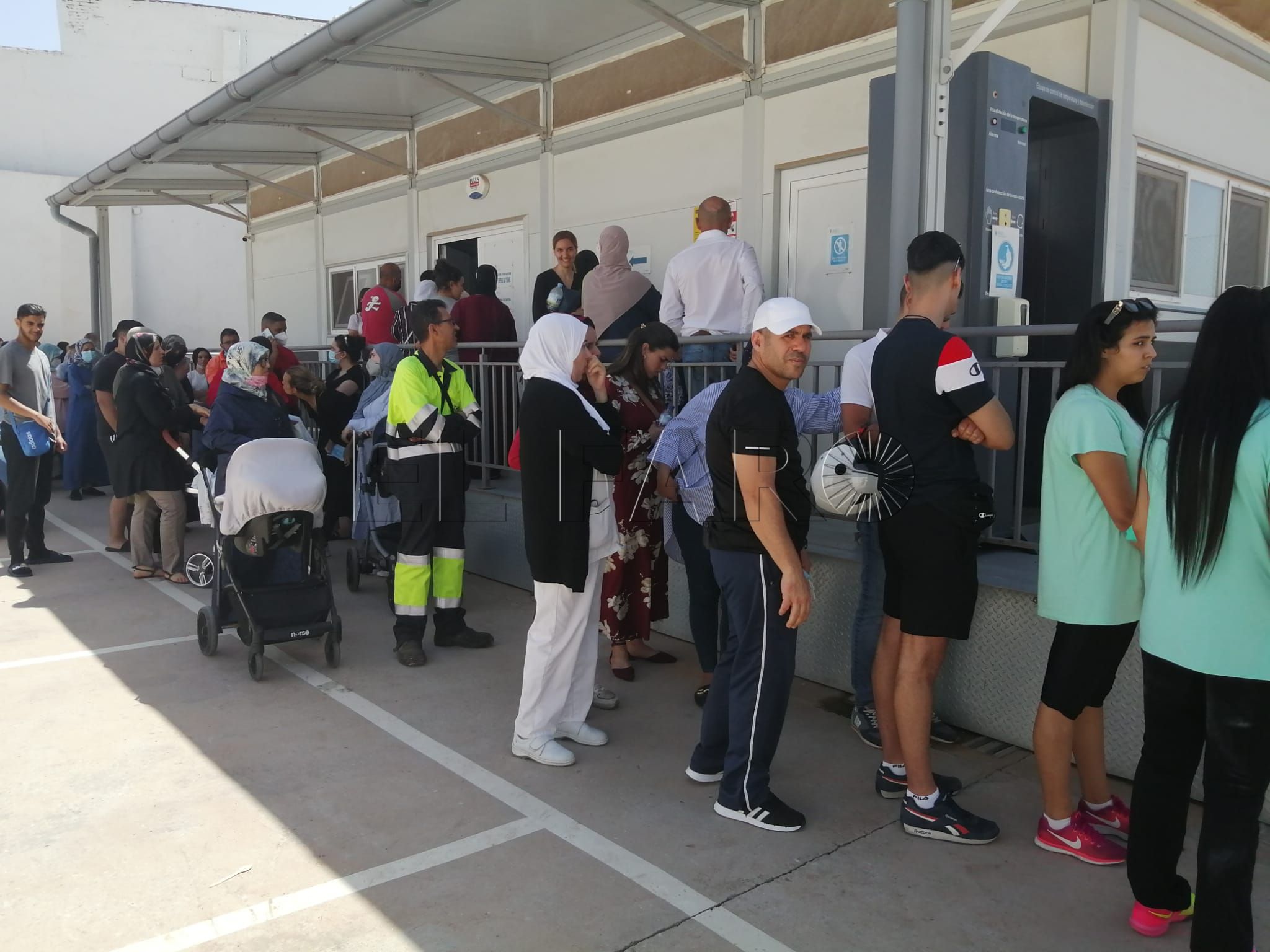 Centenares de personas hacen cola en el Laboratorio de Salud Pública