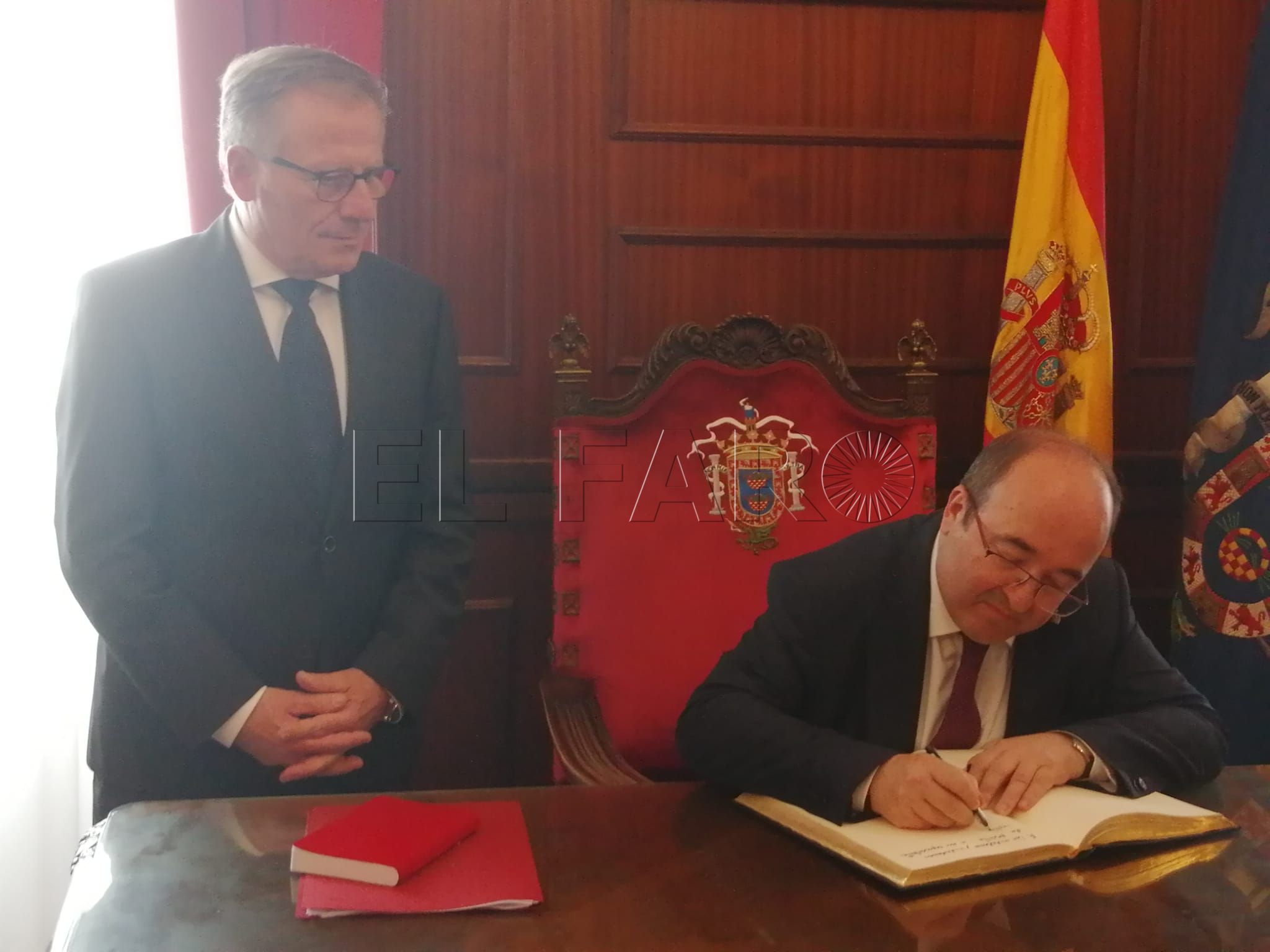 Miquel Iceta firma el Libro de Oro de la Ciudad Autónoma de Melilla