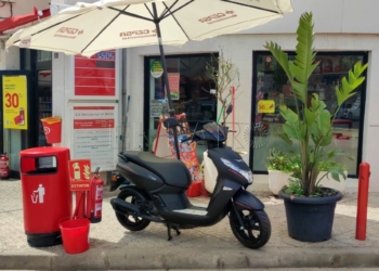 Sortean un ciclomotor Peugeot Kisbee entre los clientes de una estación de servicio de Melilla