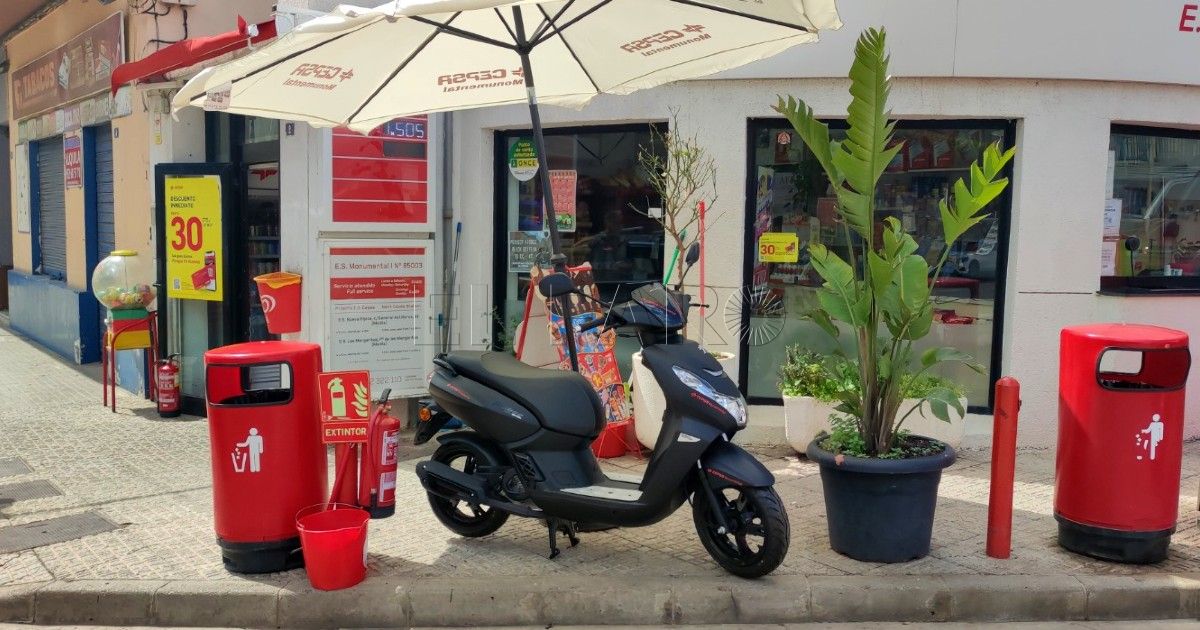 Sortean un ciclomotor Peugeot Kisbee entre los clientes de una estación de servicio de Melilla
