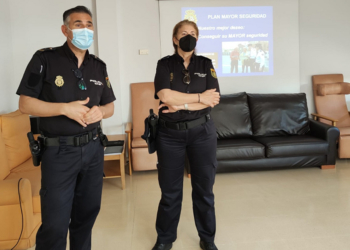 Policías imparten charla sobre seguridad para mayores en el Centro Social