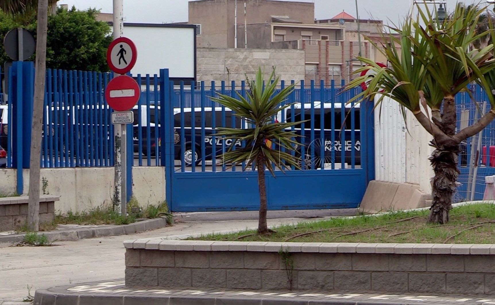 Trabajadoras marroquíes piden entrar en Melilla al grito de "¡No al visado!"