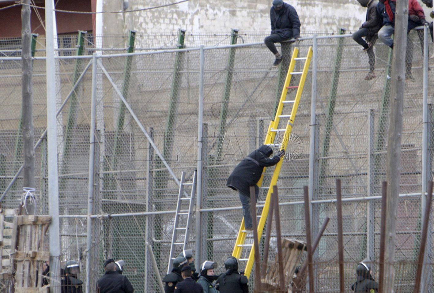 Un centenar de agentes marroquíes heridos al frustrar un intento de cruzar a Melilla