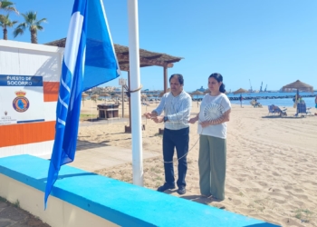 Melilla ya tiene izada la bandera azul en la playa de Los Cárabos