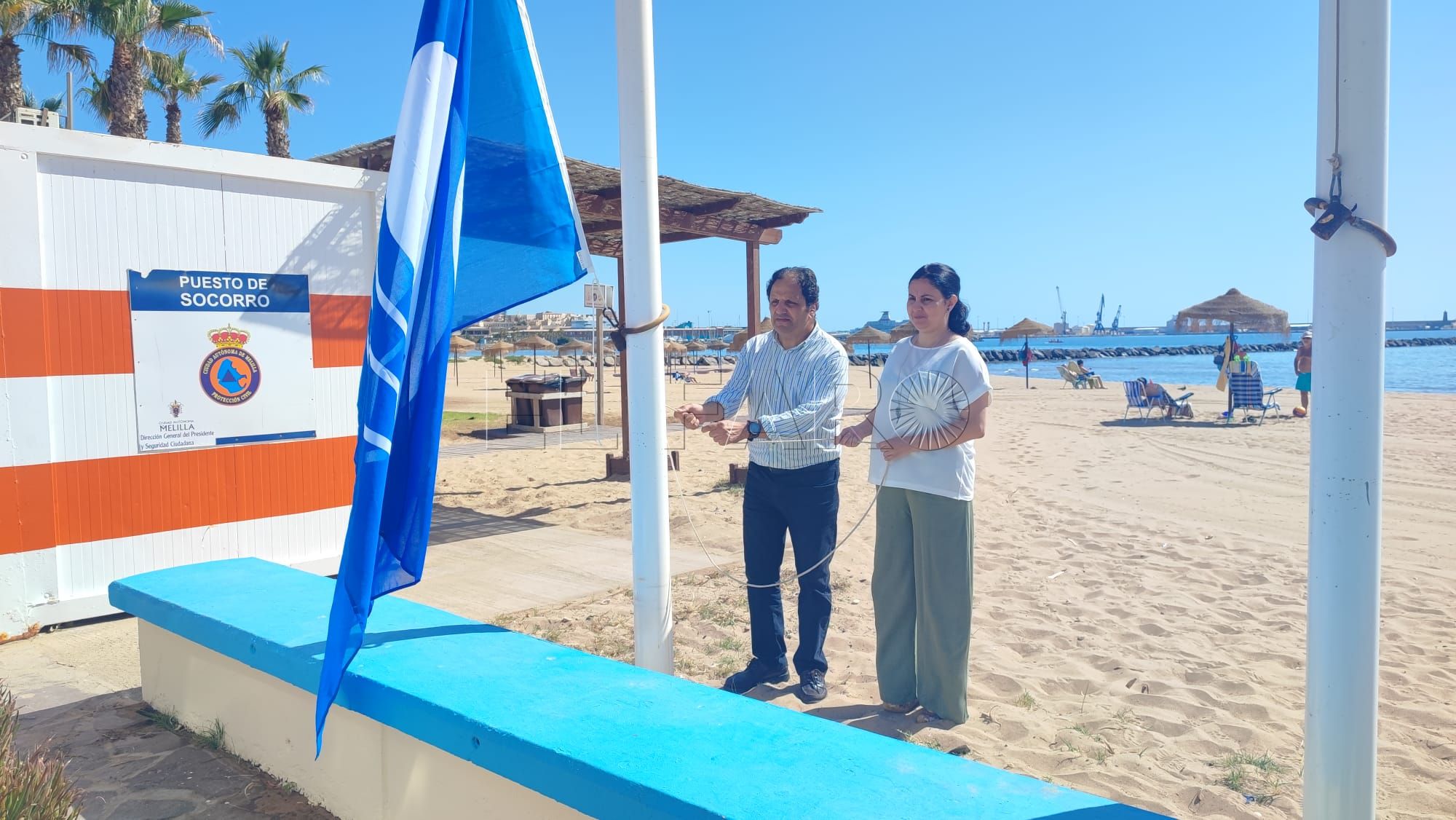 Melilla ya tiene izada la bandera azul en la playa de Los Cárabos