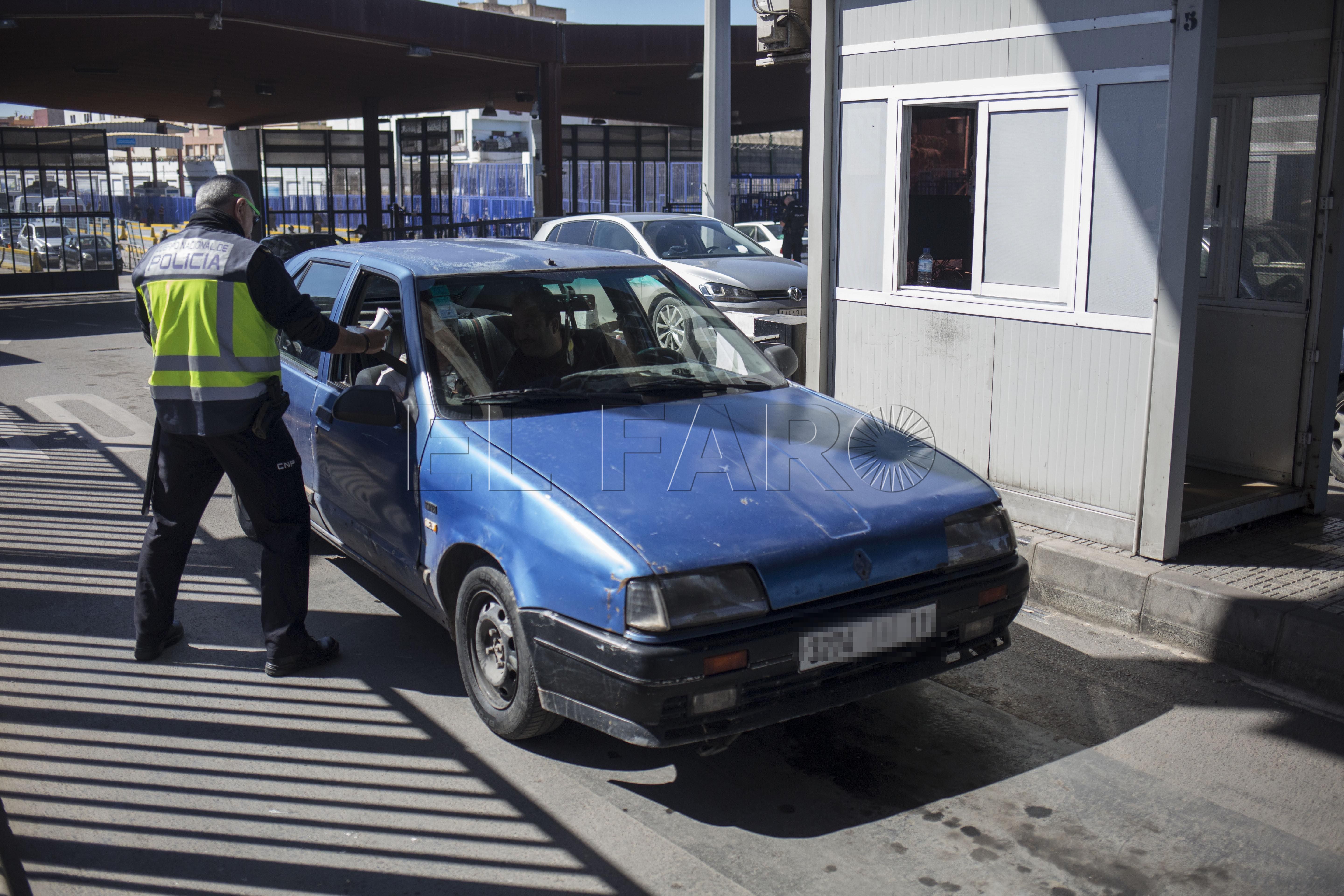 El ‘limbo’ de los transfronterizos de Melilla, sin cédula de inscripción y con el pasaporte caducado