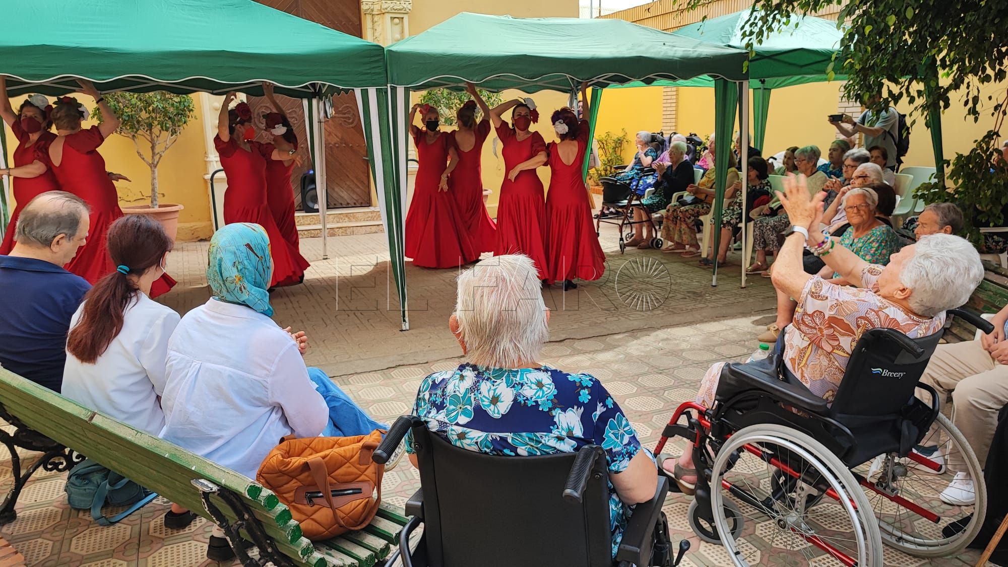 Alumnas de Aulas Mayores actúan en la Gota de Leche para animar a los ancianos