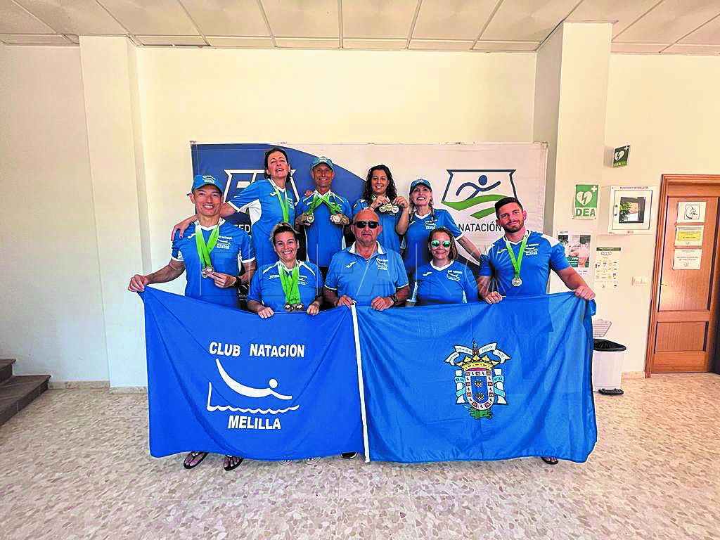 Gran botín del Club Natación Melilla máster en el Andaluz de Verano
