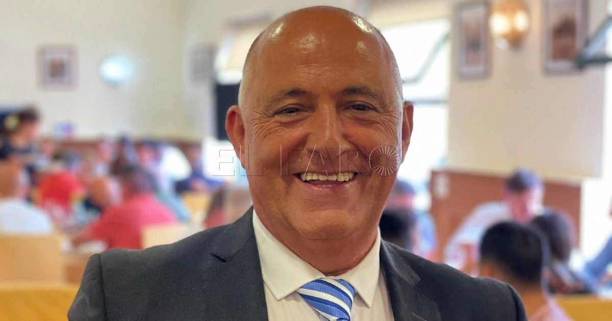 Emotiva despedida al inspector Carlos Camacho tras 41 años de servicio