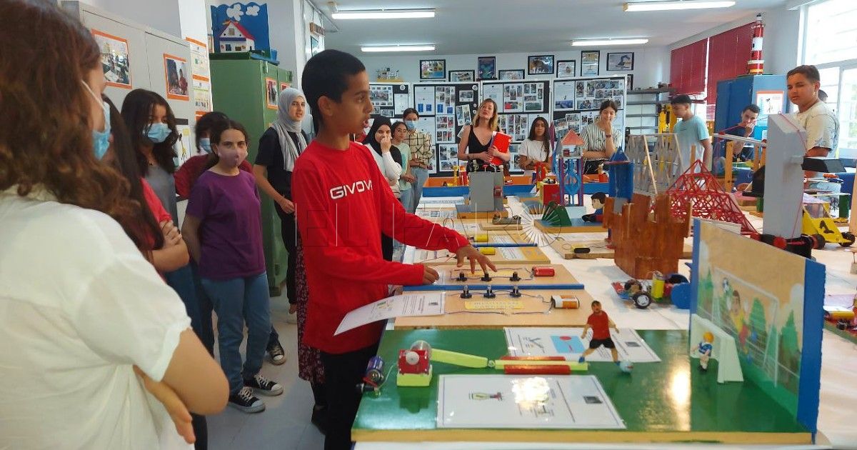 El IES Rusadir expone los inventos tecnológicos del Aula de Atención Temporal