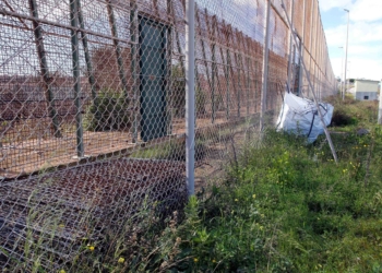 GRAF5487. MELILLA, 21/01/2020.- Trabajos de retirada de la sirga tridimensional o tercera valla fronteriza de Melilla, el entramado de cables de acero situado en la zona intermedia del perímetro, que fue instalado por el Gobierno de José Luis Zapatero en 2006. EFE/ F.G Guerrero