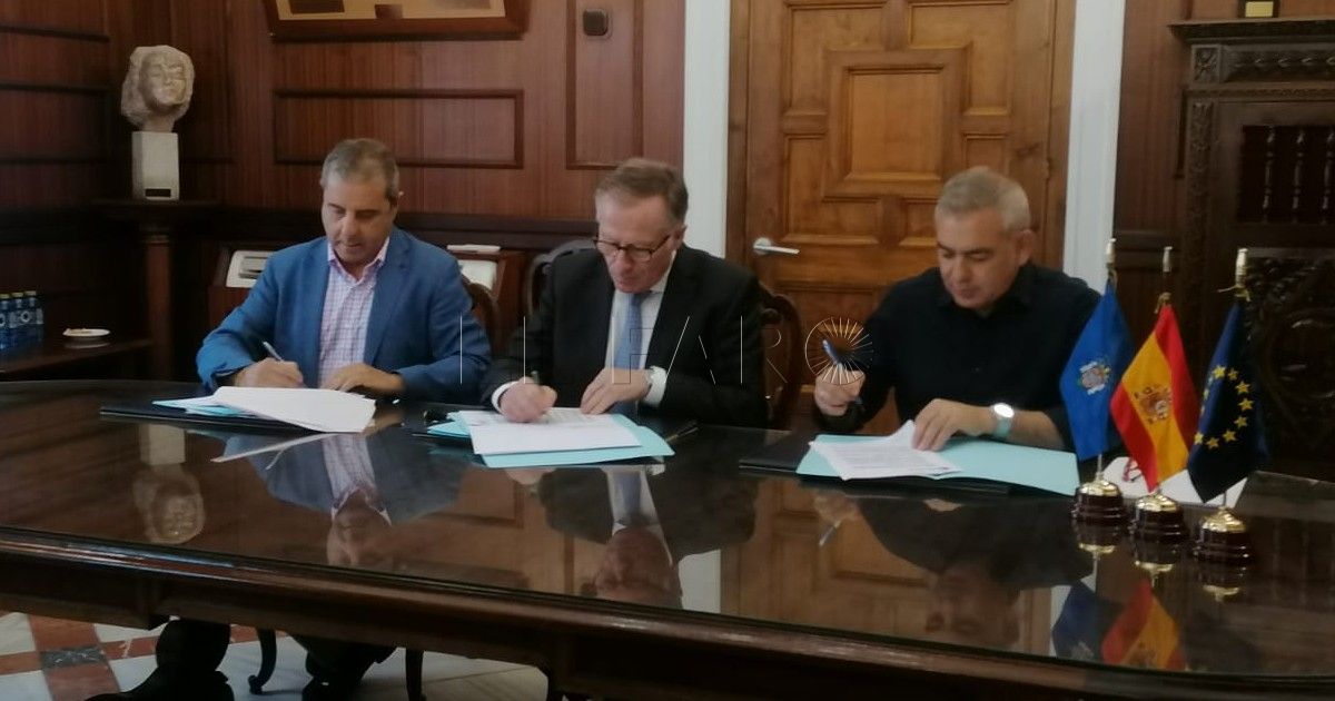 La Ciudad firma un convenio con la CEME y los comerciantes para ayudar a los empresarios de Melilla