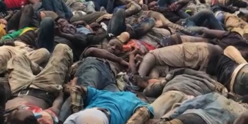Los migrantes del lado marroquí de la valla después del asalto de este viernes.