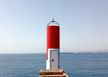 Nueva baliza en el muelle de Chafarinas, en la isla de Isabel II.