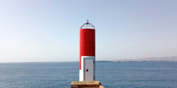 Nueva baliza en el muelle de Chafarinas, en la isla de Isabel II.